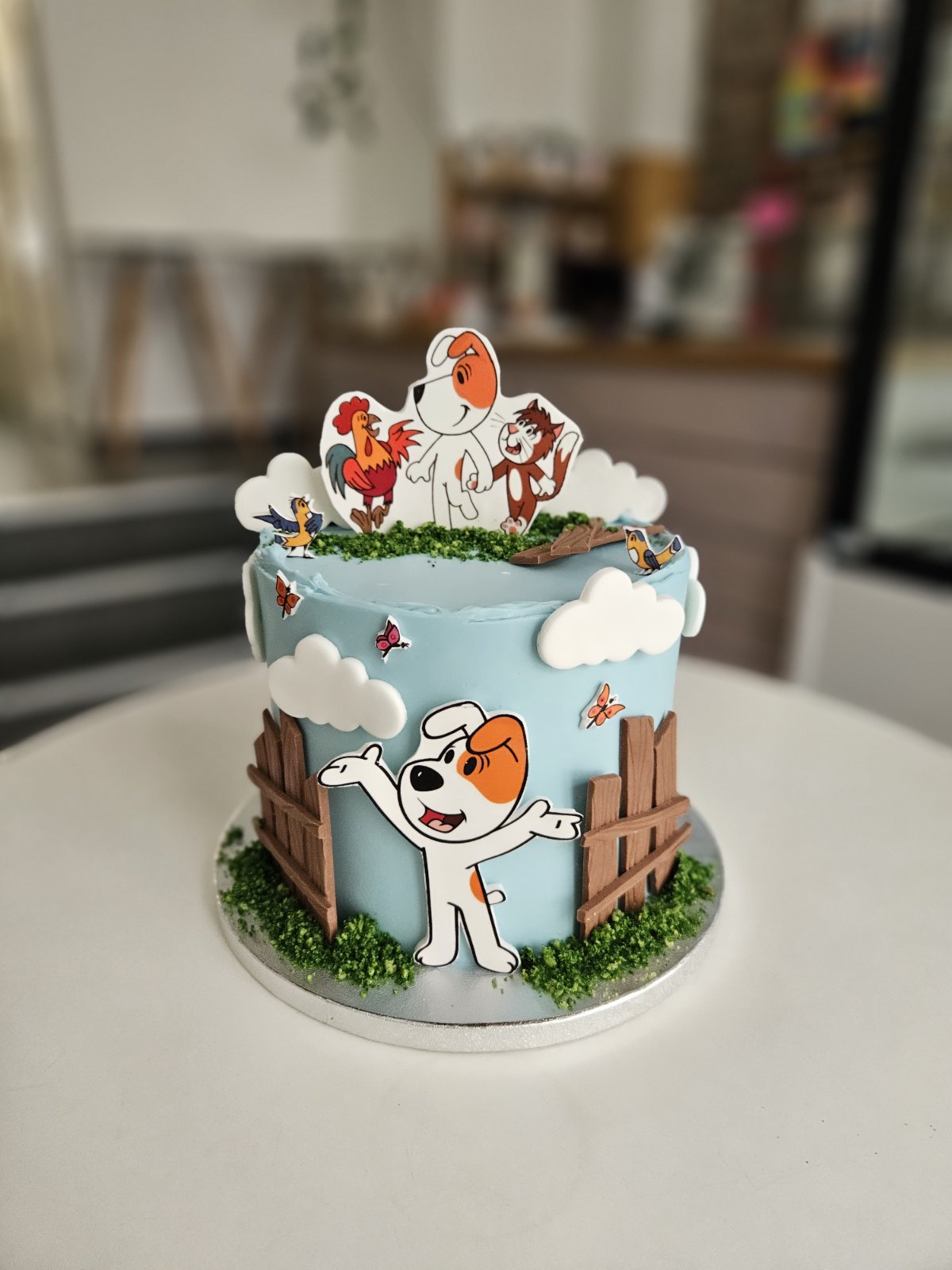 Tort weselny z kwiatami